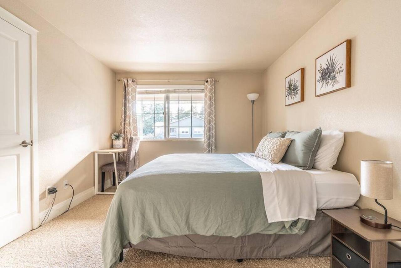 Modern And Spacious Apartment- Gym, Wifi, Free Parking Seattle Exterior photo